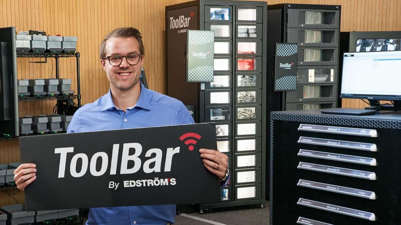 Toolbarsäljare som håller upp en skylt där det står ToolBar på i showroomet