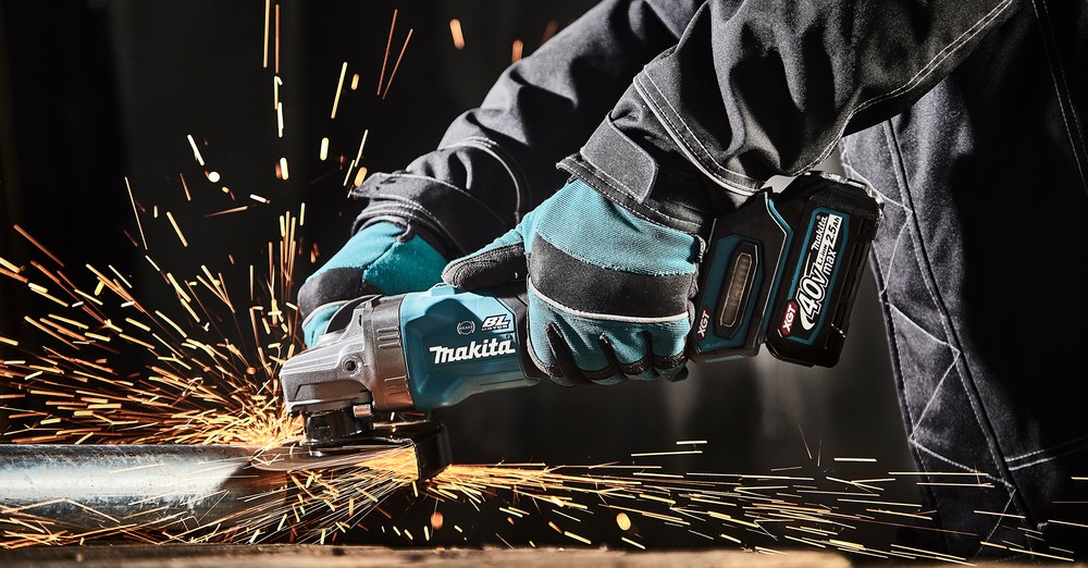 Makita vinkelslip i arbete