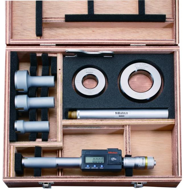 Digital trepunktsmikrometermed utbytbara mäthuvud i sats