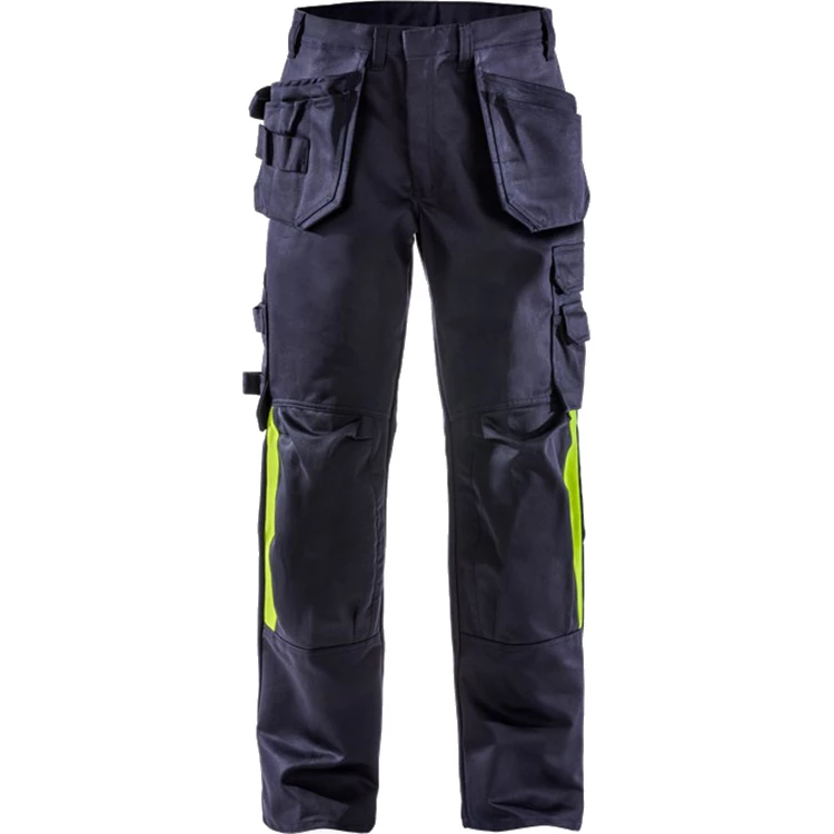 Flamskyddad hantverkarbyxa från Fristads i marinblå färg med reflexgula detaljer i mitten av benet, sedd framifrån.