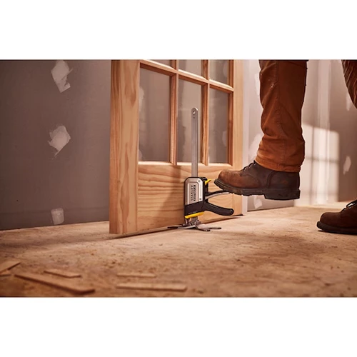 Lyfttvingen Tradelift från Stanley Fatmax kan höjas genom pumpning på handtaget med hjälp foten vilket gör händerna fria