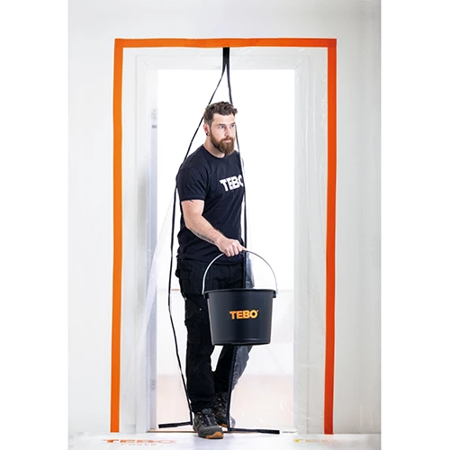 Dammdörr 2,2X1,2m med magnetfästning och I-formad öppning som hantverkare går igenom.