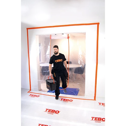 Dammdörr 2,15X2,24m med blixtlås och U-formad öppning på arbetsplats.