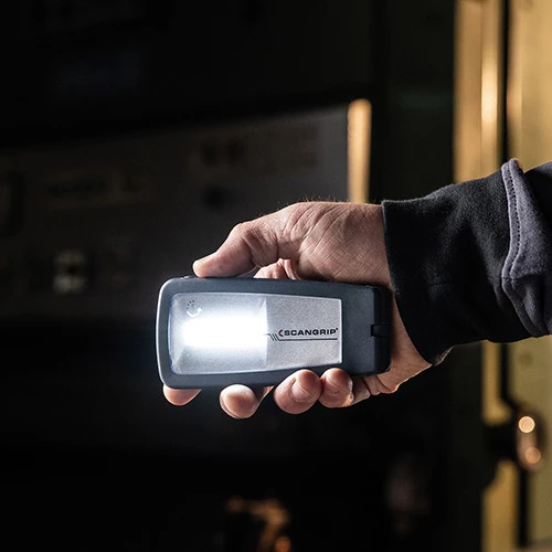 Scangrip Miniform handlampa i mörk miljö.