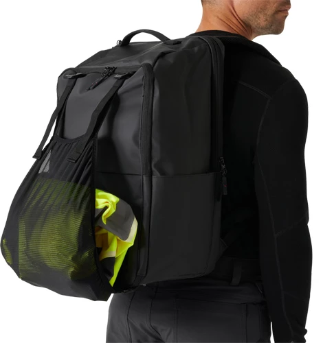 Barcode Ryggsäck 35L i svart där yttre nätfack används.