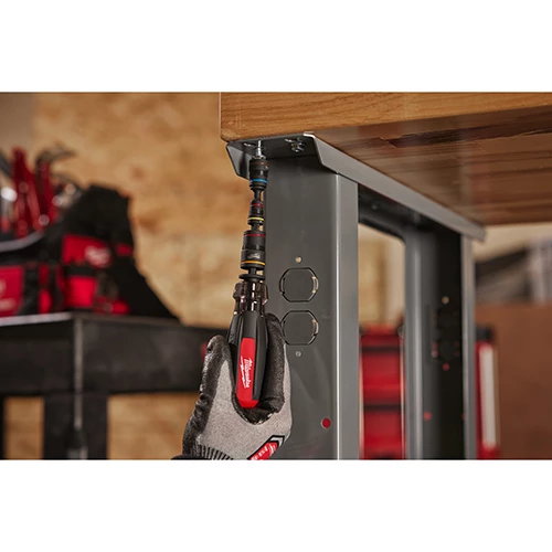 Milwaukee Multimejsel med Shockwave-hylsor som skruvar in skruv.