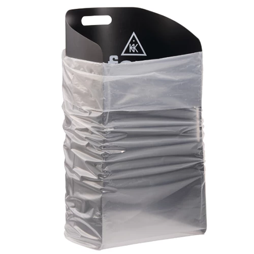 Sopsäckshållaren Waste Manager placerad inuti en sopsäck som hålls upp på grund av den.