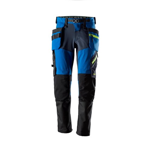 Snickers Flexiwork Softshell Arbetsbyxor 6940 med hölsterfickor i klarblått och marinblått med gula detaljer.