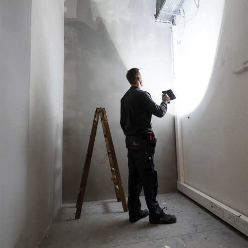 Strålkastaren Nova R från Scangrip används för att lysa upp arbetsplats.