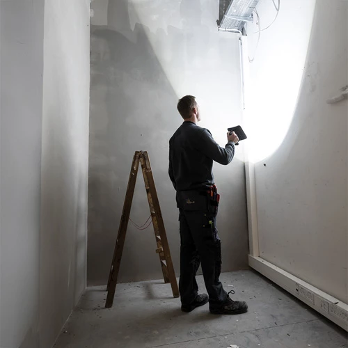 Strålkastaren Nova R från Scangrip används för att lysa upp arbetsplats.