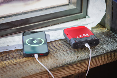 Milwaukees Strömkälla för värmekläder M12 kan även ladda din telefon.