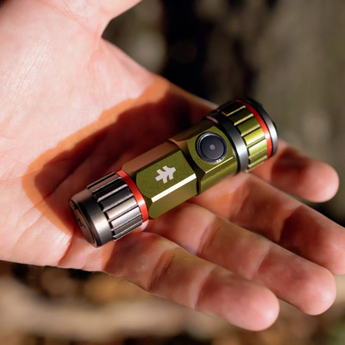 Ficklampan Kleine som hålls i en hand.