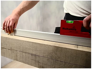 Vattenpass Aluminium Libella 2000 från Hultafors när det förlängts med förlängnings- och vattenpasskena.