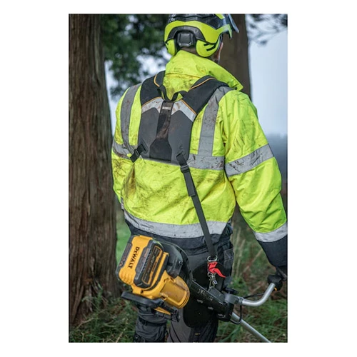 Grästrimmer 54V DCMST922N XR Flexvolt som används med medföljande sele.